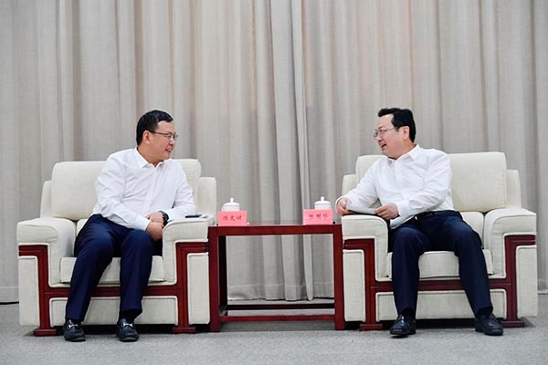 中國中鐵股份有限公司總裁、黨委副書記、執(zhí)行董事陳文健，會(huì)見河北省省委常委、副省長，河北雄安新區(qū)黨工委書記、管委會(huì)主任張國華。牛榮健 攝